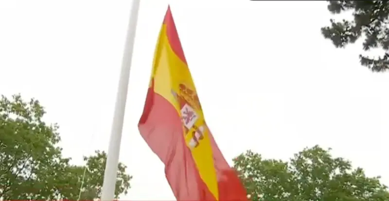 La caída de la bandera marca el Día de las Fuerzas Armadas en Vigo ante miles de espectadores