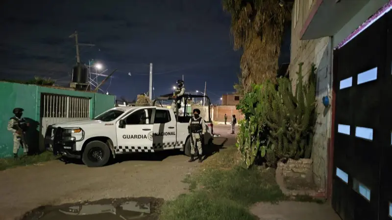 Sicarios llegan disparando contra vivienda: Asesinan a expolicía de Irapuato y hieren a mujer