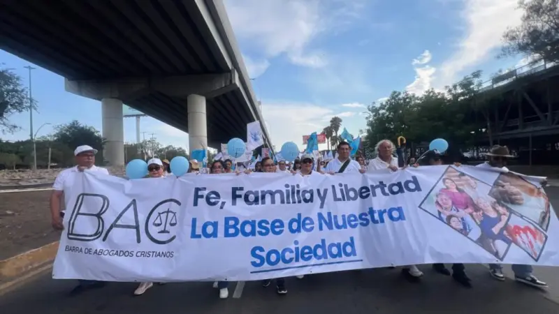 Realizan caminata por la vida, la familia y la libertad religiosa en Querétaro