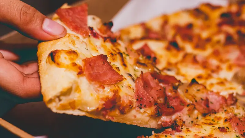 Alerta sanitaria por pizzas congeladas elaboradas con leche en polvo que podrían estar contaminadas con Salmonella y representar riesgo de infecciones graves en menores y adultos