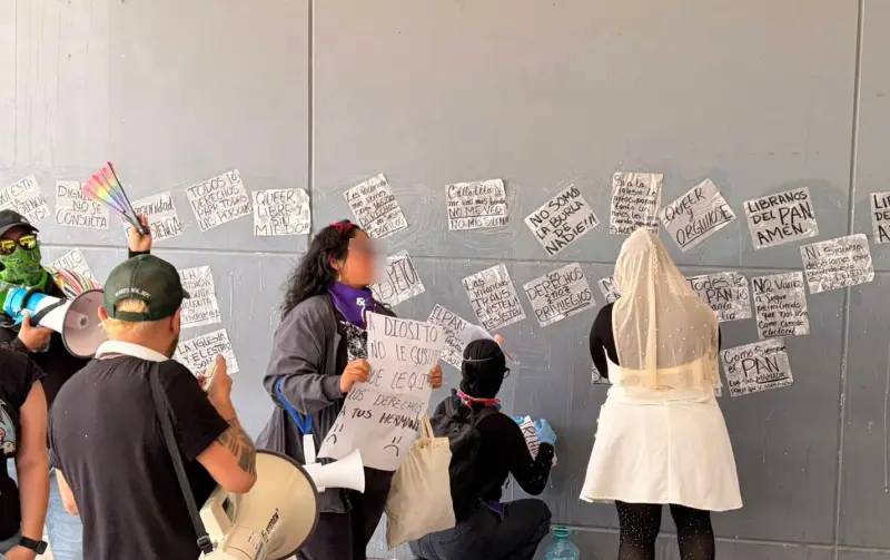 Colectivos LGBT llenan de consignas Pueblito Mexicano
