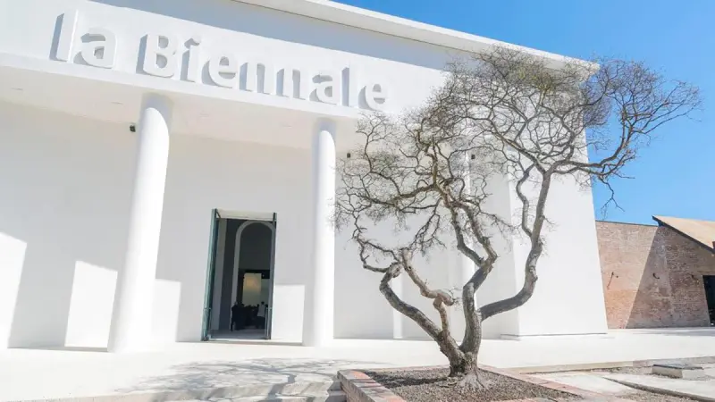 La 61ª Bienal de Venecia. Tijeras para cortar la tensión y el listón