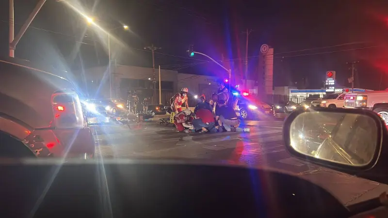 Pareja de motociclistas queda grave tras choque frente al Palacio Municipal de Ensenada