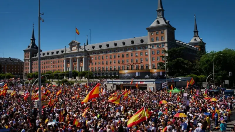 Miles protestan en Madrid para exigir la renuncia de Pedro Sánchez