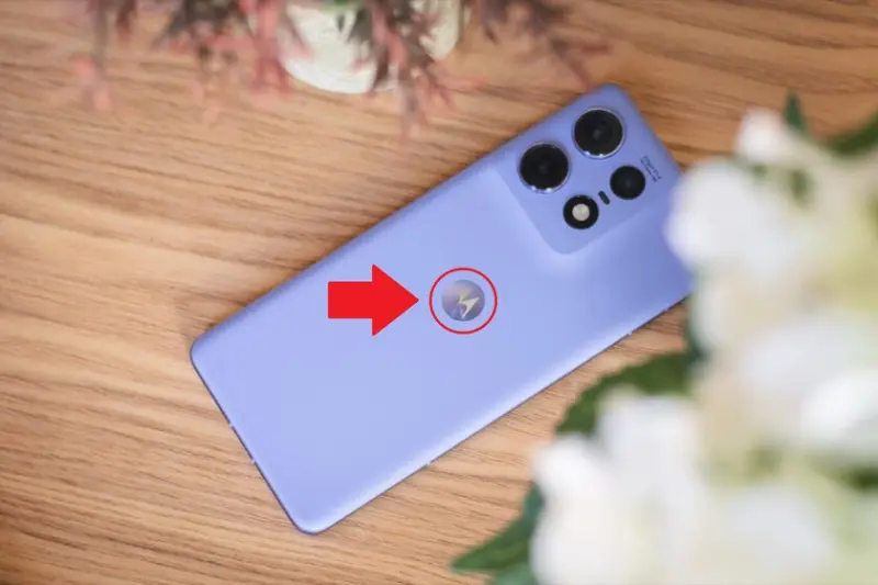 Los celulares Motorola y Xiaomi tienen un botón oculto en la parte trasera: ofrece muchas funciones prácticas
