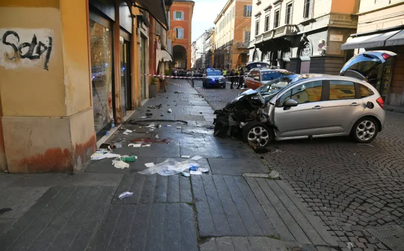 Temor en Italia: automovilista embiste a peatones en Módena y deja cuatro personas en estado crítico