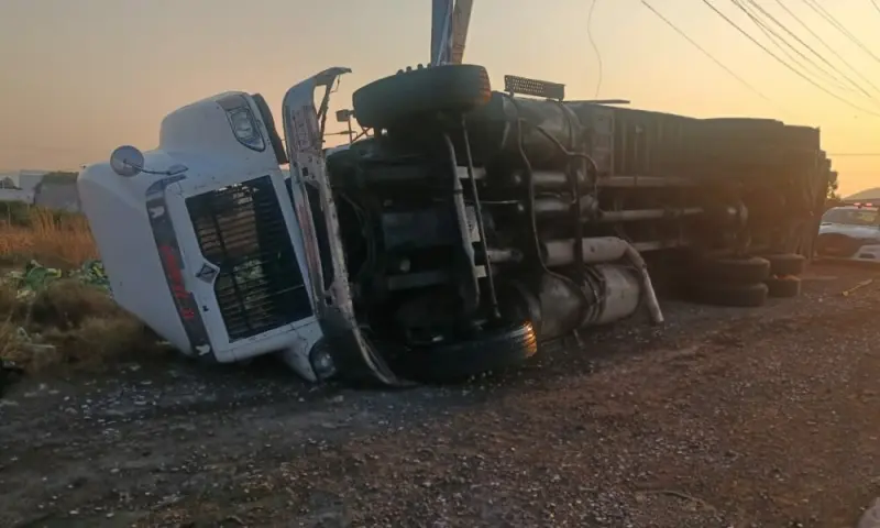 Vuelca tracto cargado con lechugas y rapiña arrasa con la mercancía