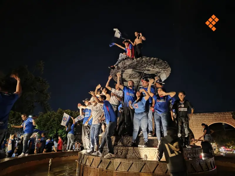 Se pintan de azul Las Tarascas de Morelia