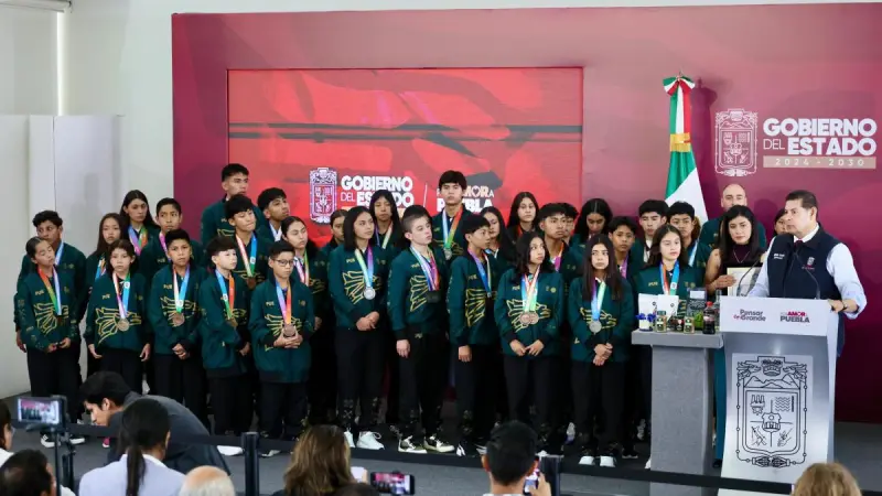 Gobierno estatal premia esfuerzo de atletas de poblanos en Olimpiada Conade 2026