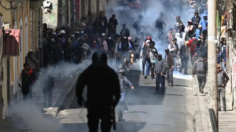 Bancos de Bolivia suspenden operaciones en sucursales de La Paz por manifestaciones
