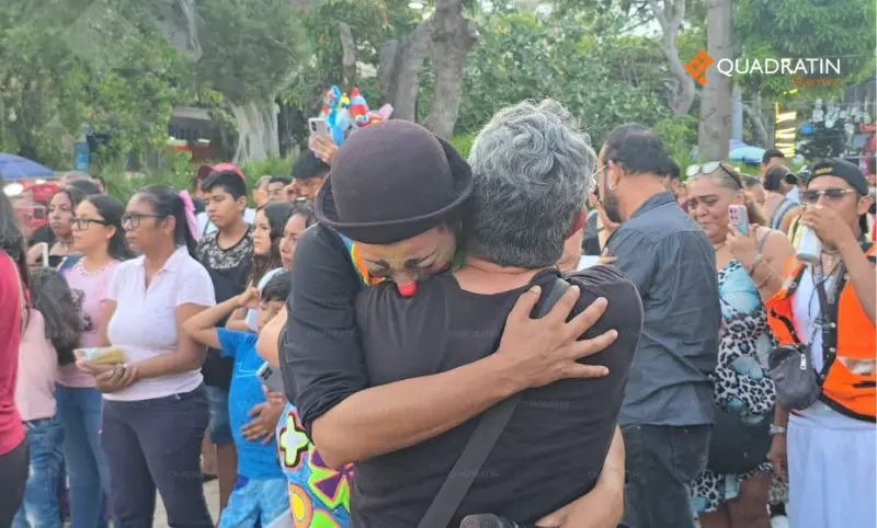 Emotiva despedida a la payasita Bomboncita en el Zócalo de Acapulco