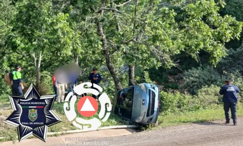 Auto sale del camino y vuelca, en Pinal de Amoles; un lesionado leve