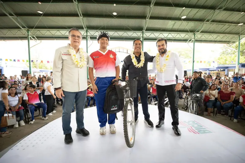 ERA entrega bicicletas y mochilas a estudiantes de Tuxtla Gutiérrez