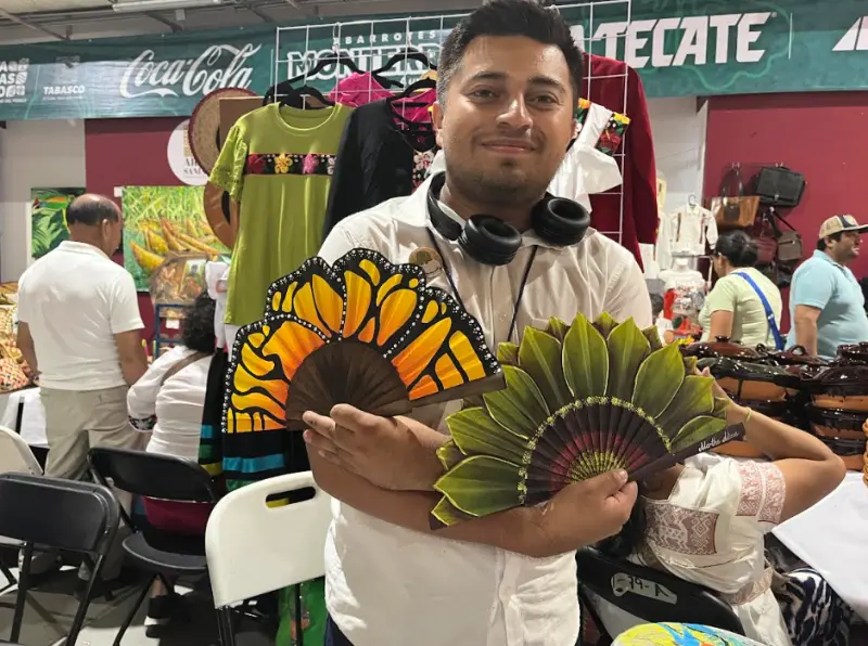 Abanicos intervenidos causan sensación en la Feria Tabasco