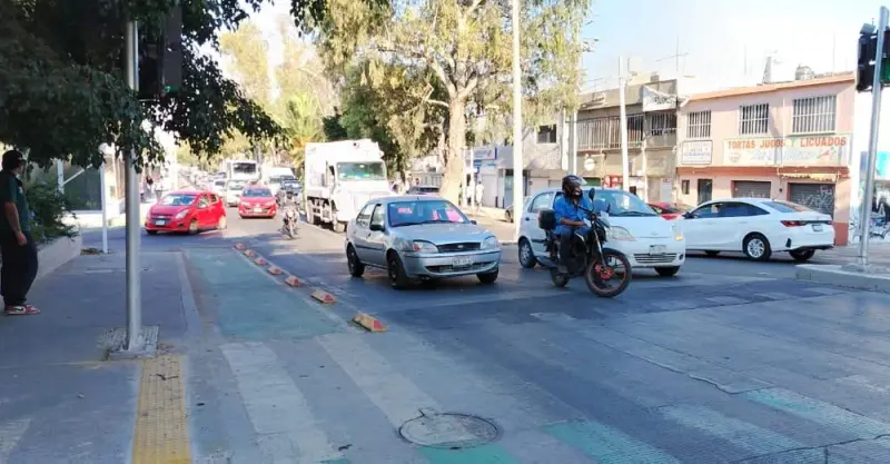 Ajustan semáforos peatonales en la capital queretana