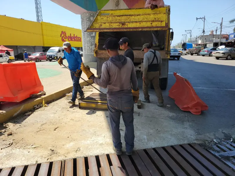Limpia y rehabilita Gobierno de Acapulco rejillas pluviales