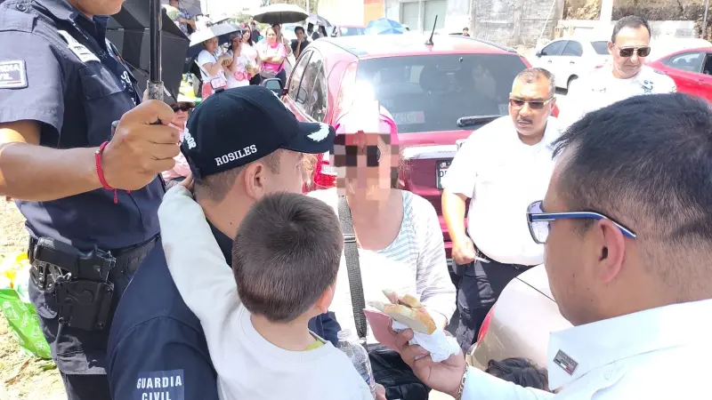 Rescatan guardias civiles a menor en auto cerrado en el Estadio Morelos