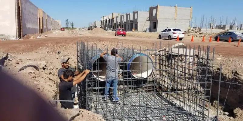 Entre la fe y la escasez: albañiles de Culiacán celebran el Día de la Santa Cruz