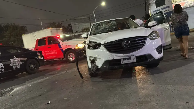Choque entre auto y motocicleta deja 2 lesionados en Monterrey
