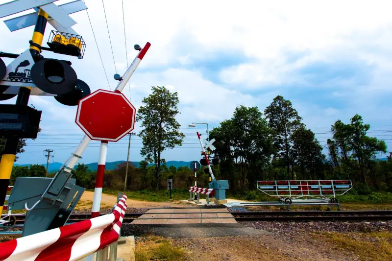 Colón instalará plumas automatizadas en cruce ferroviario para prevenir accidentes