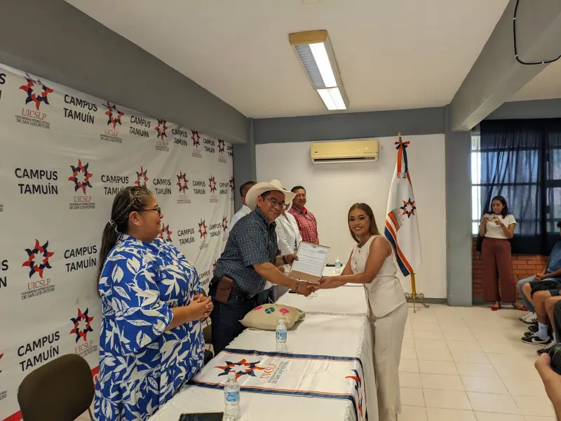 Titulan gratis a egresados de la Intercultural en la zona Huasteca