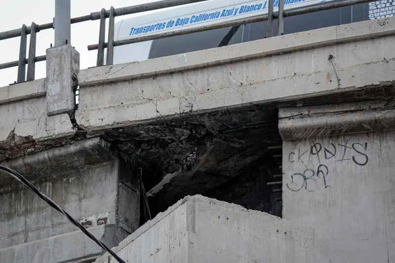 Revisan puente de El Chaparral tras detectar grieta y daños en estructura