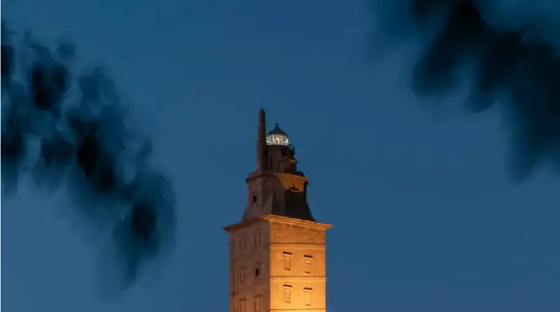 Suso Martínez reivindica la historia oculta de la Torre de Hércules en un nuevo libro sobre sus inscripciones