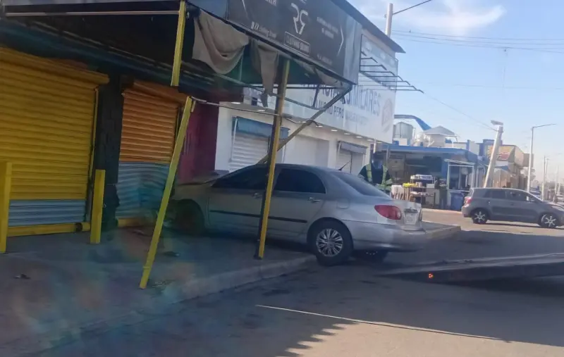 Conductor pierde el control y choca contra comercio
