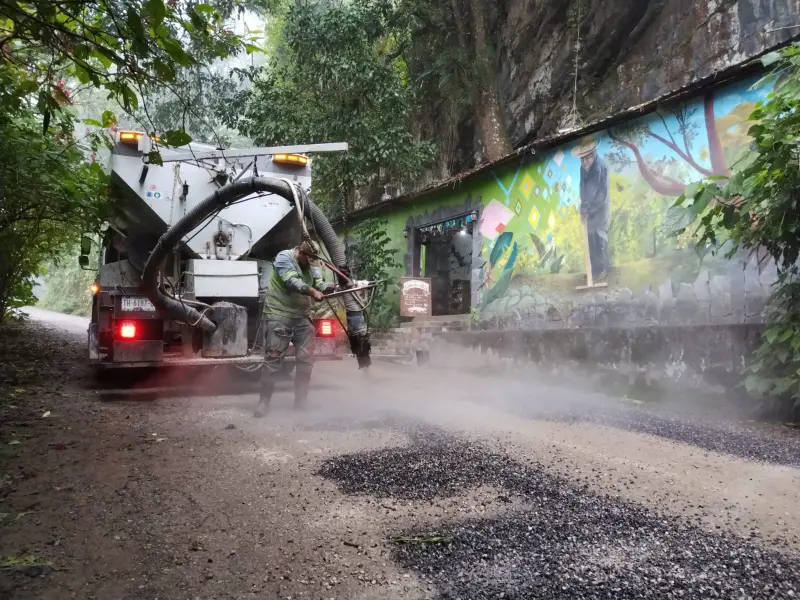 Proyecta Gobierno Estatal rehabilitación de 14 caminos en la Huasteca