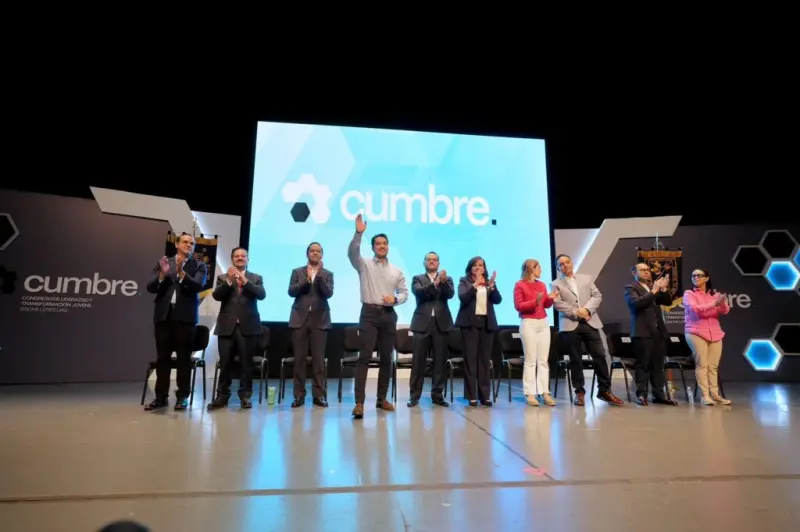 Reconoce Felifer Macias liderazgo juvenil en congreso de bachilleres UAQ