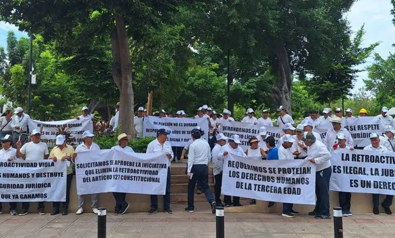 Jubilados de CFE y PEMEX se unen a protesta nacional desde Yucatán