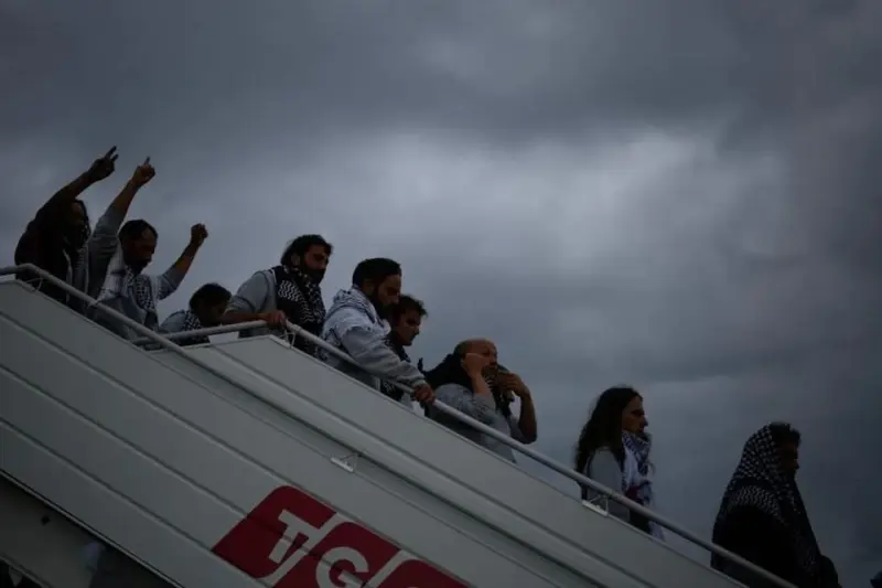 Deporta Israel a activistas de la flotilla de Gaza