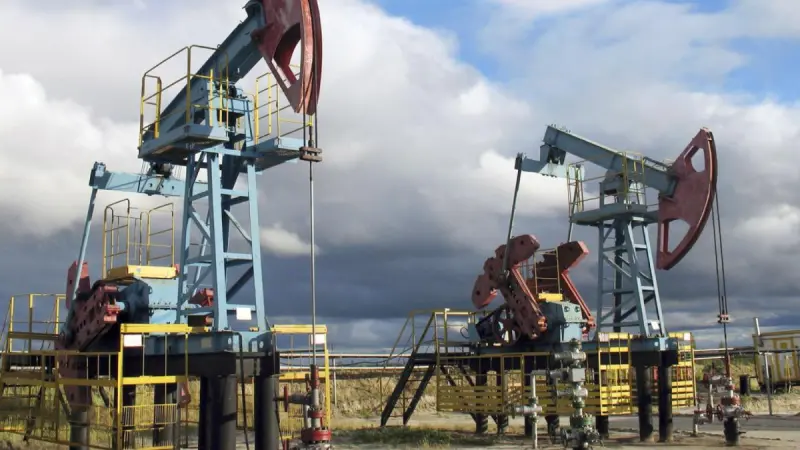 Precios del petróleo suben ante el temor a la escasez y la esperanza de paz entre Irán y EU