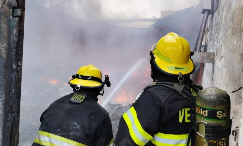 Acción oportuna de Bomberos Veracruz controla 2 incendios