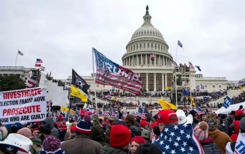 Exigen asaltantes del Capitolio dinero del fondo de Trump