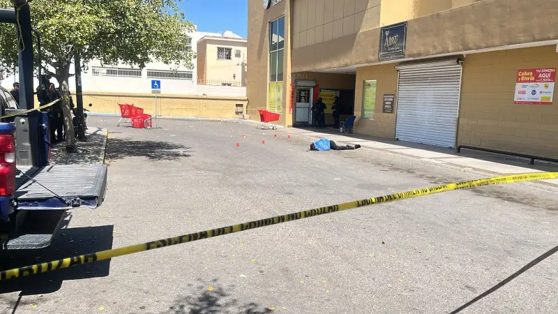 Matan a balazos a joven afuera de plaza comercial en Culiacán