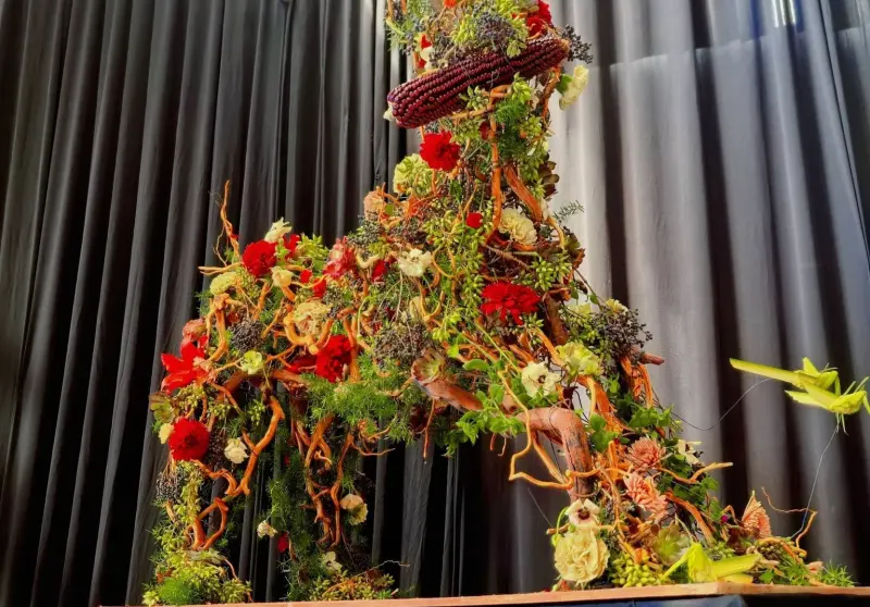 Exponen ‘Las Manos que ofrendan’ el arte floral