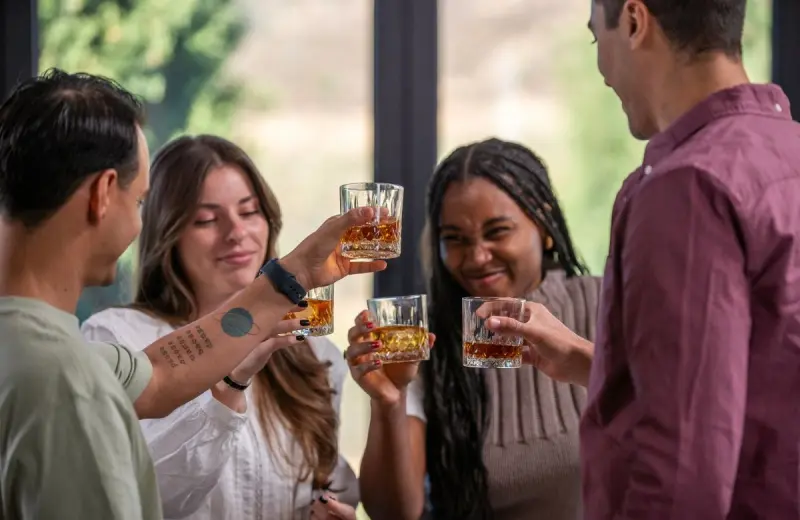 El consumo elevado de alcohol perjudica habilidades cerebrales relacionadas con la memoria y la concentración en estudiantes universitarios, según estudio