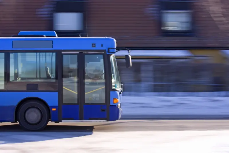 Suecia estrena autobús autónomo con pasajeros y termina chocando horas después