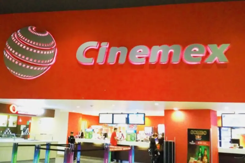 Trabajadores de Cinemex denuncian que la empresa atraviesa una crisis financiera que ya eliminó utilidades, bonos y personal, aumentando la carga laboral y empujando a muchos empleados a renunciar