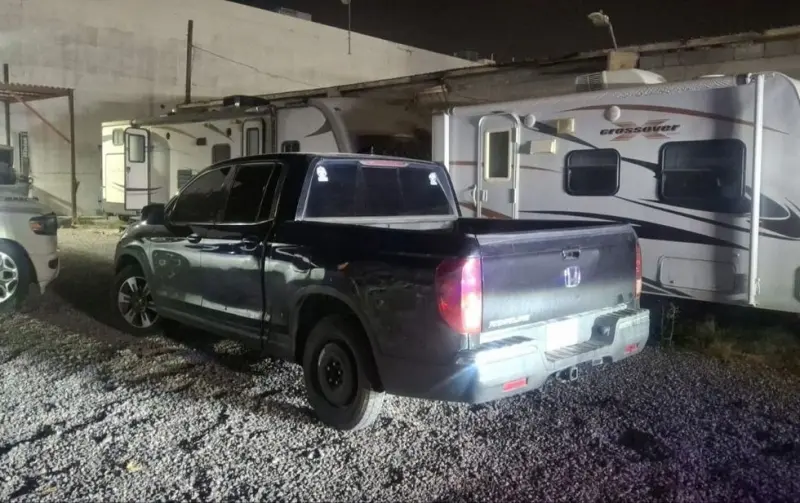 Balean camioneta afuera de taller mecánico