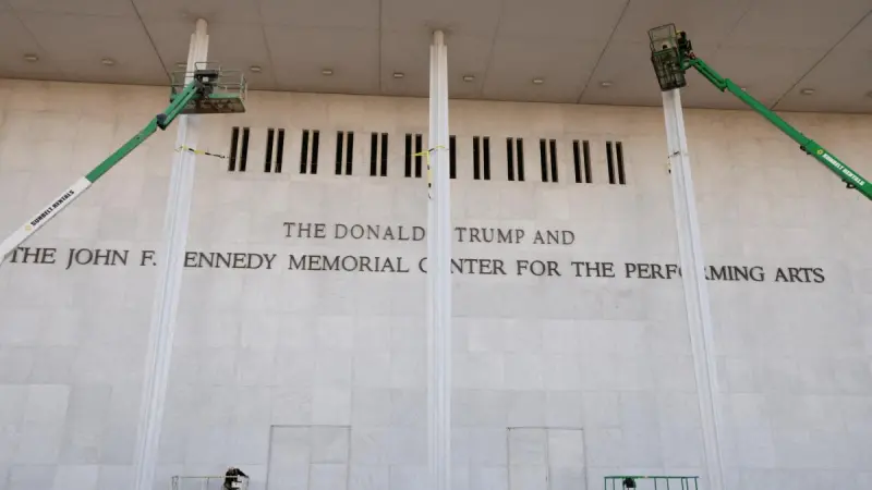 Juez de EU ordena retirar el nombre de Donald Trump del Kennedy Center