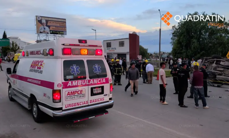 Fallece estudiante de la UAEH tras volcadura de Urban en el bulevar Minero
