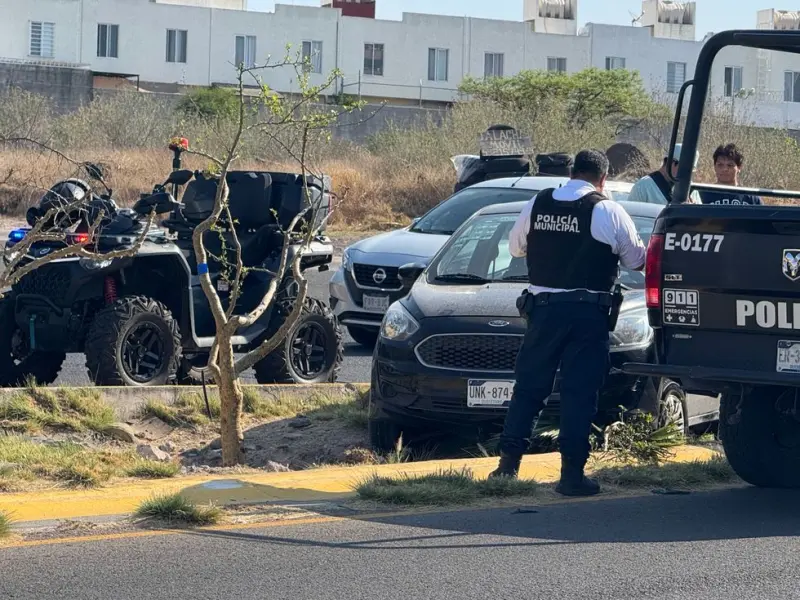 Vehículo se proyecta contra camellón en Constituyentes Oriente