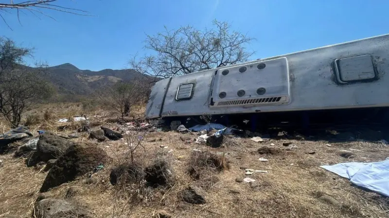 Volcadura de autobús turístico en Nayarit deja 11 muertos y al menos 16 personas lesionadas