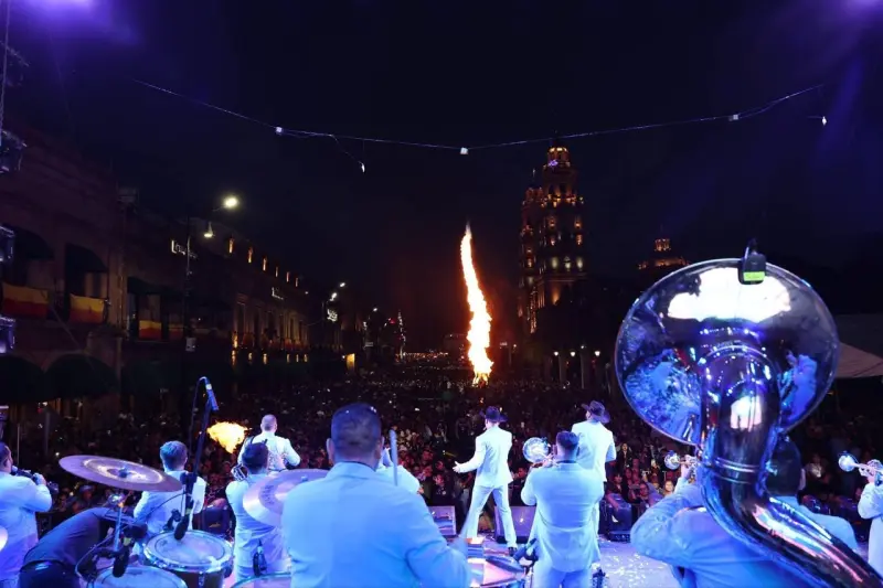 Con luces y pirotecnia, Banda Inolvidable hace vibrar a Morelia