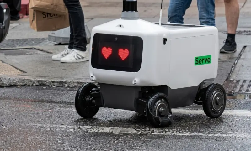 Captan a robot que se enamora del vehículo que casi lo atropella