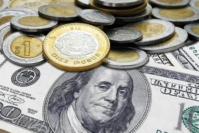 Cierra dólar en $17.45; gana en la semana