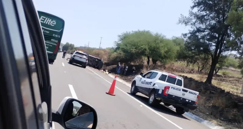 Vuelca camioneta con abarrotes en la Morelia-Salamanca; no hay heridos