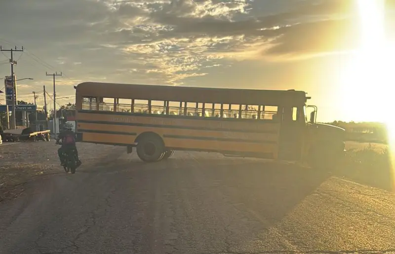 Reportan enfrentamiento y bloqueos carreteros en Villa Juárez, Navolato